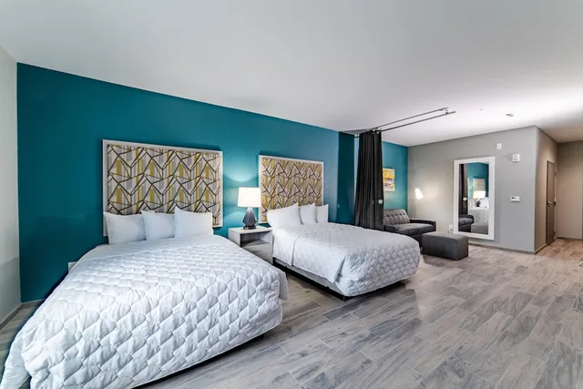 جناح بسريرين كوين مع أريكة بمطبخ صغير، Everglades Adventures Hotel Suites by Ivey House 1/3