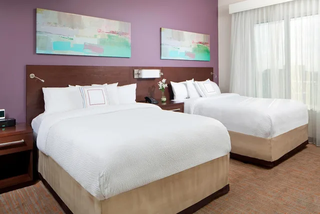 جناح بسريرين كوين بغرفة نوم واحدة مع أريكة، Residence Inn by Marriott West Palm Beach Downtown 2/5