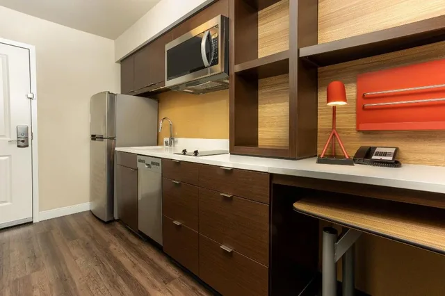 Studio, Suite, King Bed, Strip View, Sofa، TownePlace Suites Las Vegas Stadium District 3/3