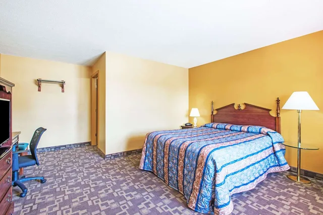غرفة بسرير كوين لذوي الإعاقة، Knights Inn Hadley 3/6