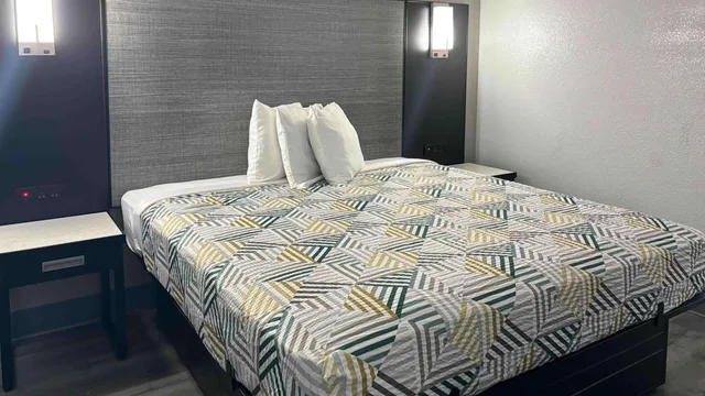 Deluxe, King Bed, Motel6 Meridian, MS 3/6