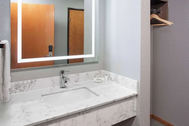 غرفة بسرير كوين بجاكوزي، McHenry Inn 5/6