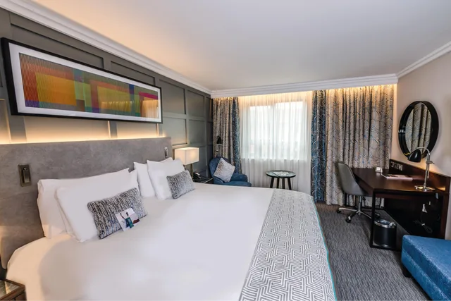 1 Bedroom, Suite, King Bed, Crowne Plaza Belfast 1/9