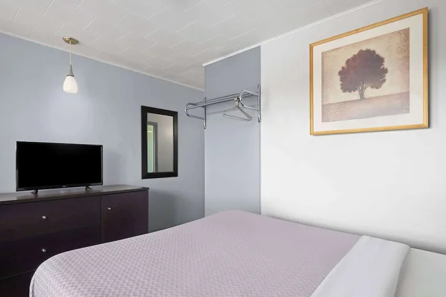 غرفة بسرير كوين، Travelodge by Wyndham Grand Falls 3/3