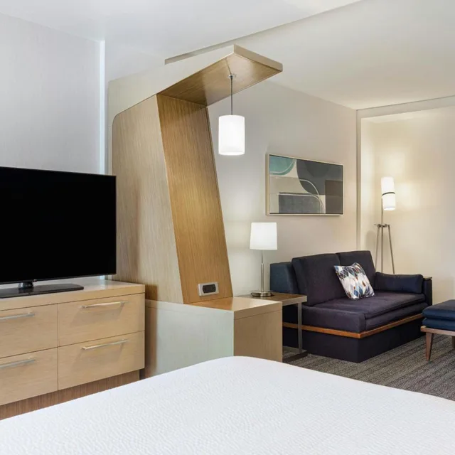 Studio, 2 Queen Beds, Sofa, Large, COURTYARD ST. LOUIS ST. PETERS 2/6