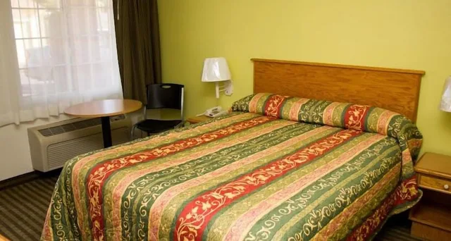 Standard, Queen Bed, King Apos S Rest Motel 1/3
