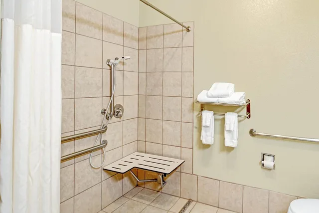 غرفة بسريرين كوين بحوض استحمام لذوي الإعاقة، Best Western Decatur Inn 2/2