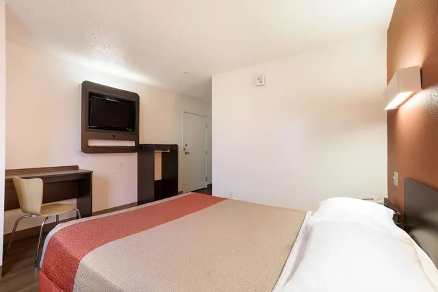 1 Full Bed Premium, Micfridge، Motel6 Orlando, FL - International Dr 5/9