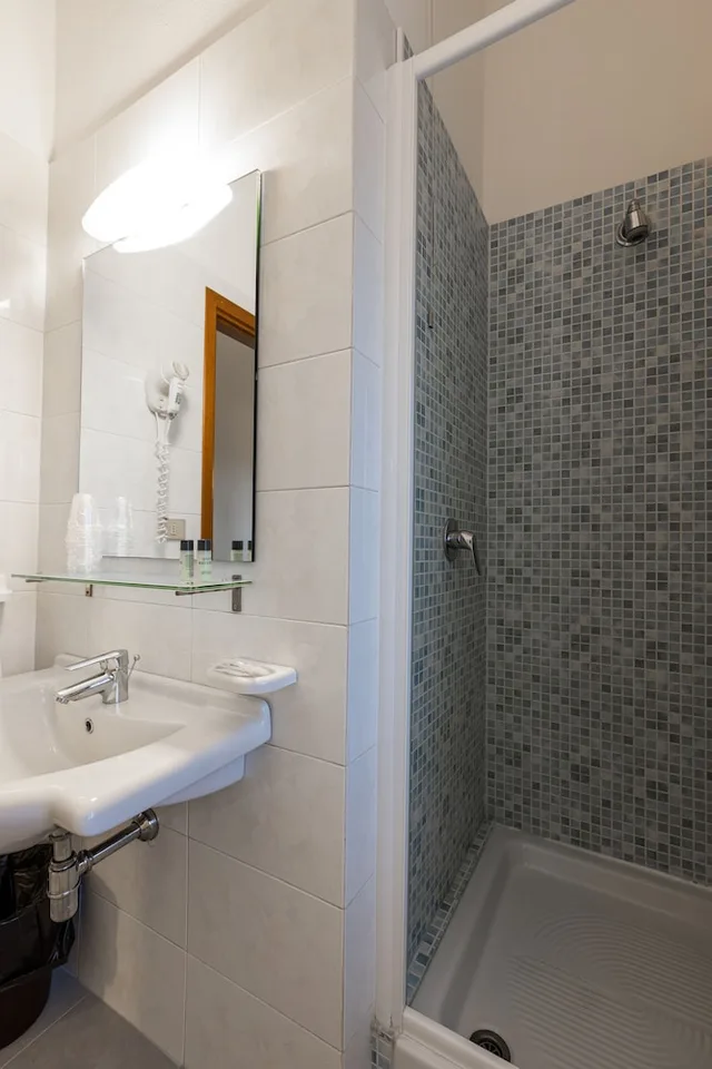 غرفة كلاسيكية رباعية بسرير كوين بشرفة بغرفة نوم واحدة، Hotel Nuova Grosseto 3/3