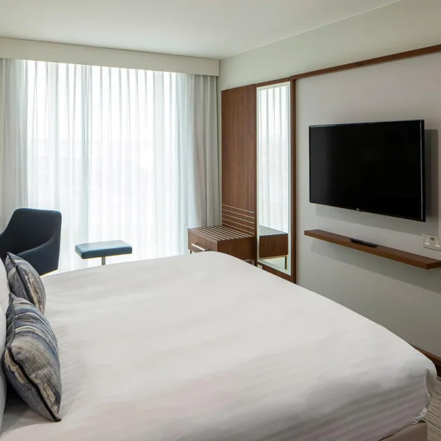 غرفة قياسية بسرير كينج، Courtyard by Marriott Inverness Airport 4/8