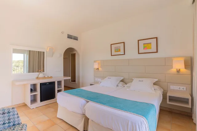 غرفة ثلاثية بإطلالة على البحر بشرفة، Hotel Cala d Or - Adults Only 3/9