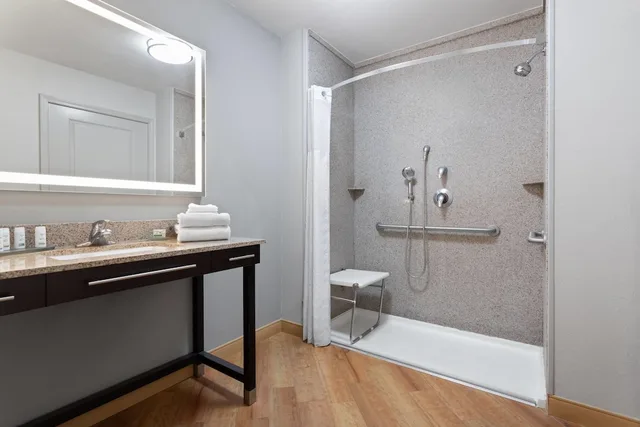 غرفة بسرير كوين مع أريكة لذوي الإعاقة، La Quinta Inn & Suites by Wyndham Columbus - Edinburgh 3/3