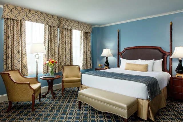 غرفة ديلوكس بسرير كينج بإطلالة على المرفأ، Francis Marion Hotel 1/1