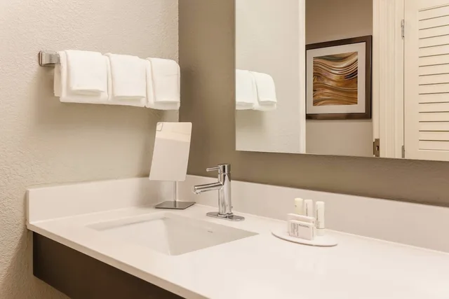 جناح بسرير كينج بشرفة مع أريكة لذوي الإعاقة، Courtyard by Marriott Monroe 2/2