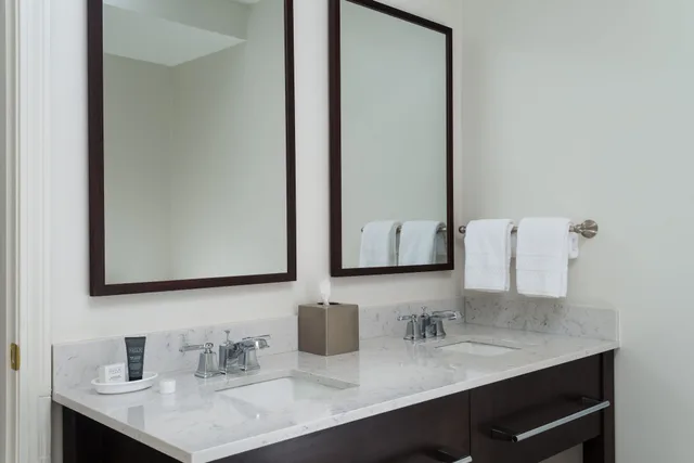 3 Bedrooms, Town House, 1 Queen and 2 King Beds, Sofa، Inns At The Equinox 5/6