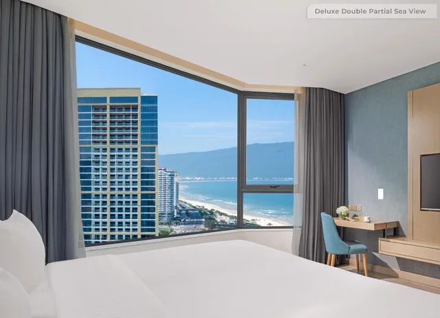غرفة ديلوكس بسرير كينج بإطلالة جزئية على البحر، Awaken Danang Hotel 1/1