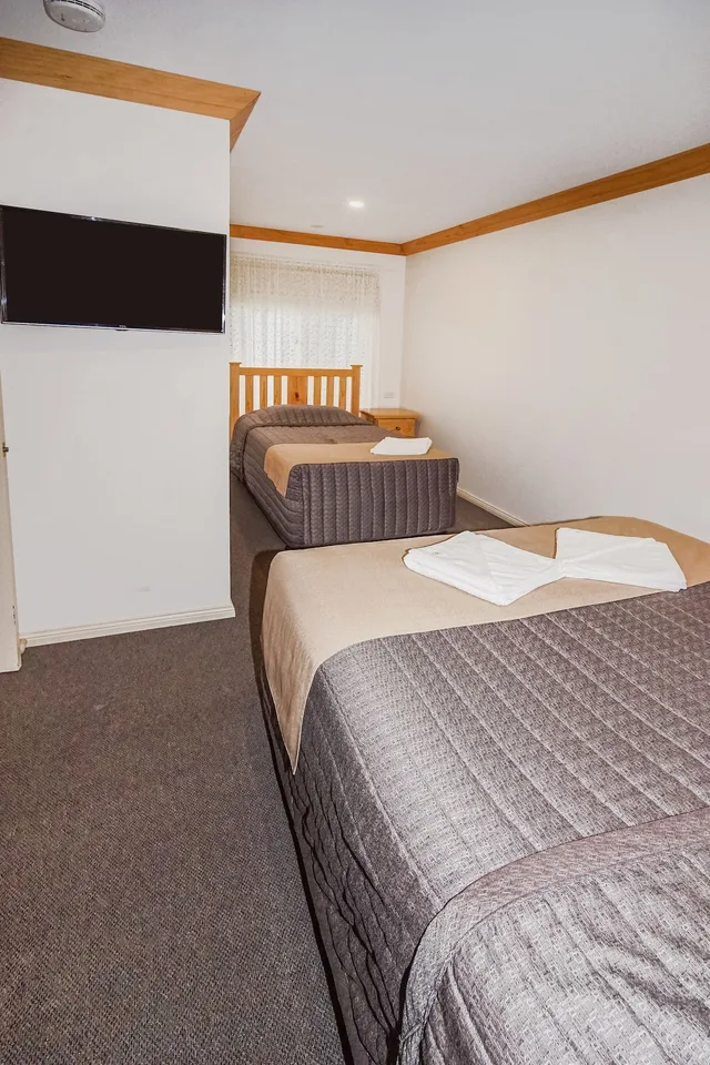 Executive, Suite, 1 Single and 2 Queen Beds, Black Gold Country Cabins & Motel 1/3