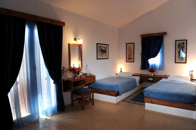 بنغل بسريرين منفصلين بإطلالة على الحديقة مع أريكة، Hotel Delfinia 2/8
