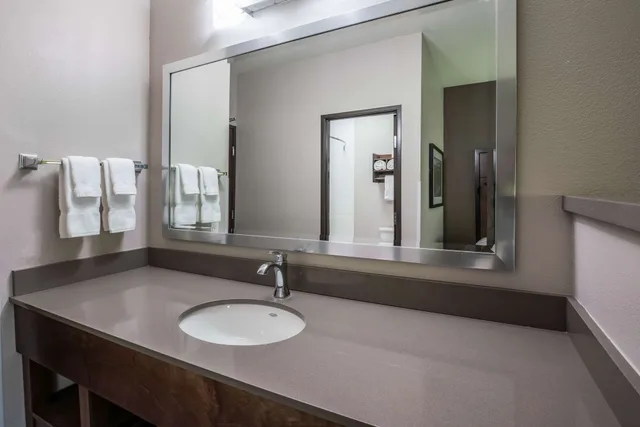 غرفة قياسية بسريرين كوين مع أريكة، Best Western Plus Spokane North 8/10