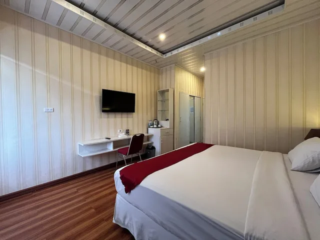 Superior, Queen Bed, Grand Tamaro Hotel Parapat 4/8