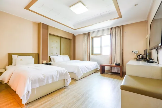 Deluxe, Twin Beds, 1 Queen and 1 Single Bed, Charlot Castle Hotel 1/2