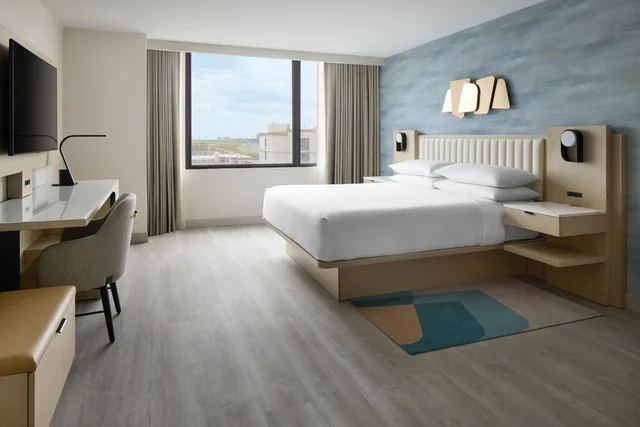 جناح بسرير كينج بغرفة نوم واحدة مع أريكة مع دخول صالة النادي، Toronto Airport Marriott 3/9