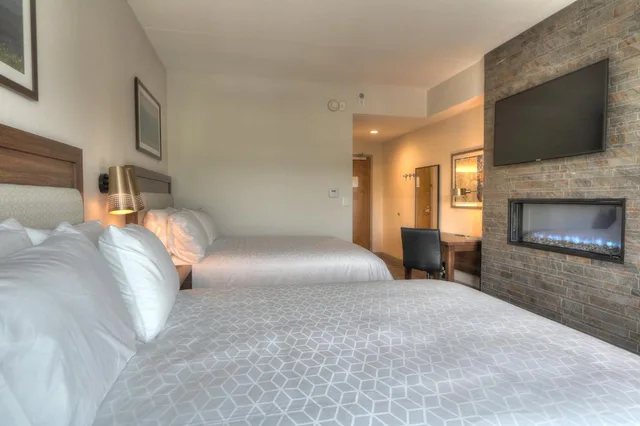 جناح بسريرين كوين بغرفة نوم واحدة مع أريكة، Holiday Inn & Suites Pigeon Forge Convention Center (ex Econo Lodge Hotel) 4/6