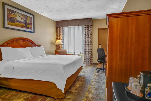 غرفة بسرير كينج مع أريكة، Wyndham Garden York 2/6