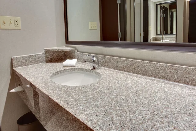 جناح بسرير كينج بغرفتين مع أريكة، Drury Inn and Suites Louisville East 3/3