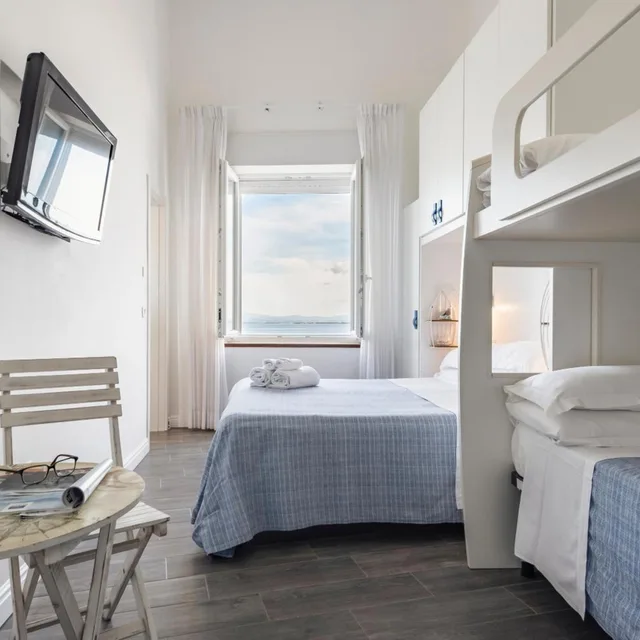 غرفة عائلية بإطلالة على البحر، La Caletta Hotel 1/3