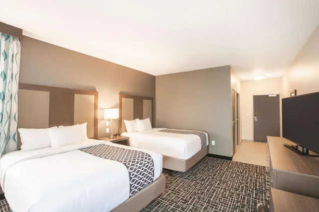 غرفة بسريرين كوين بحوض استحمام لذوي الإعاقة، La Quinta Inn & Suites By Wyndham San Marcos Outlet Mall 1/4
