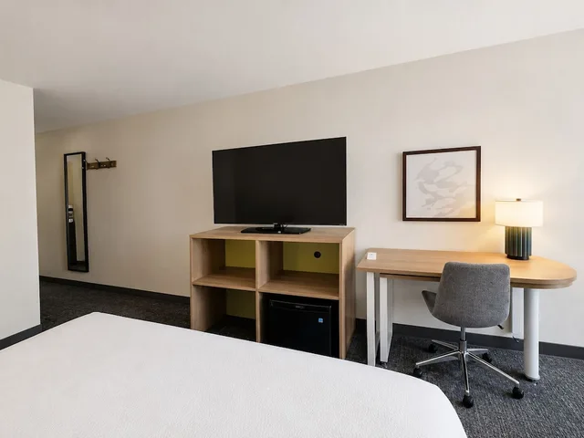 غرفة بسريرين كوين، Spark by Hilton Lake George Outlets 2/3