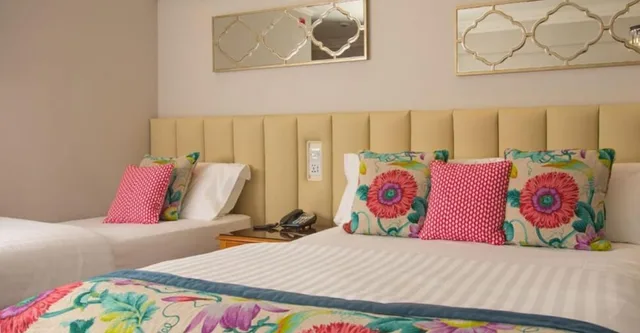 غرفة ديلوكس بسرير مزدوج وسرير فردي، Corks Vienna Woods Hotel and Villas 3/3