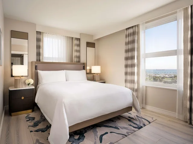 جناح سيغنتشر بسرير كينج بإطلالة على المدينة بغرفة نوم واحدة، Fairmont Breakers Long Beach 2/4