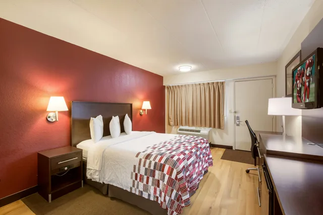 غرفة بسرير كينج لذوي الإعاقة، Red Roof Inn Kalamazoo East 6/9