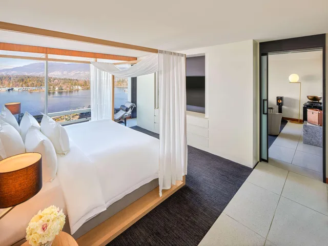جناح سيغنتشر بسرير كينج بإطلالة على المرفأ، Fairmont Pacific Rim 2/4