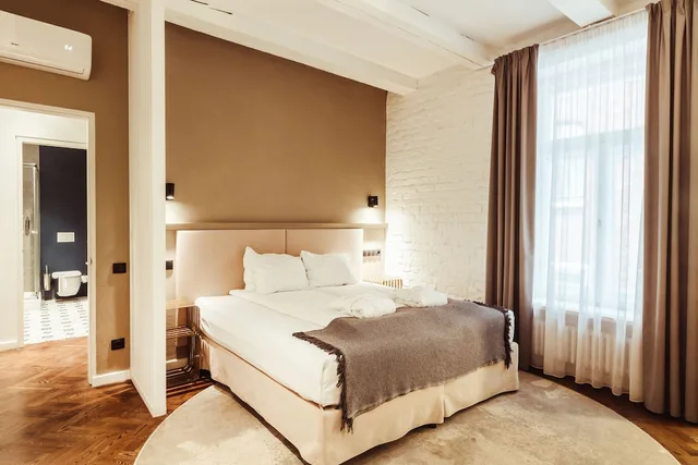 جناح بسرير كينج مع أريكة، Konventa Seta Hotel Keystone Collection 2/2