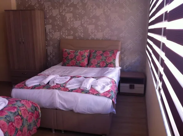 غرفة ثلاثية بسرير مزدوج وسرير فردي، Gorur Hotel 1/1