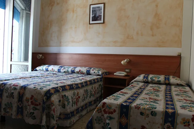 غرفة عائلية رباعية بسرير مزدوج وسرير بطابقين، Hotel Azzorre Antille 2/6