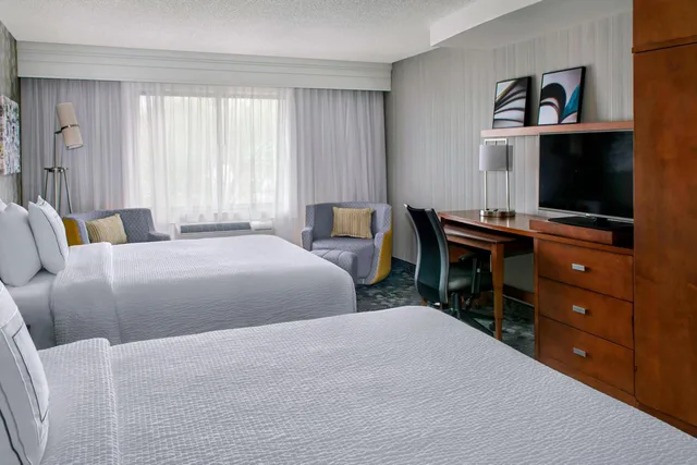 غرفة بسريرين كوين بحوض استحمام لذوي الإعاقة، Courtyard by Marriott Paramus 1/7