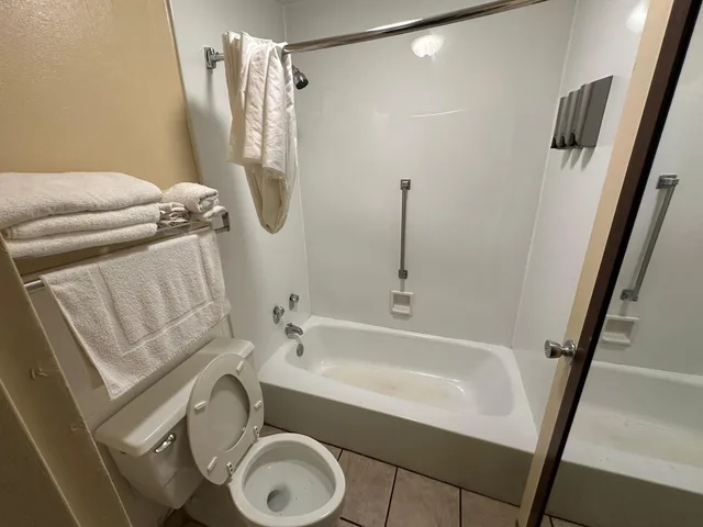 غرفة بسريرين مزدوجين للمدخنين، Hotel Red Rose by Townhouse Covington I-64 6/9