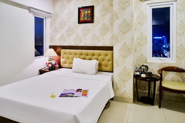 غرفة ديلوكس بسريرين منفصلين بإطلالة جزئية على البحر، BOSS HOTEL NHA TRANG 1/4