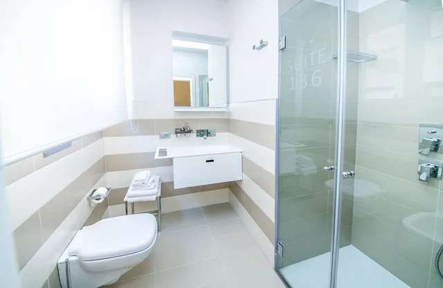 غرفة سوبيريور بسرير كوين، Suite 136 Luxury Rooms 5/6