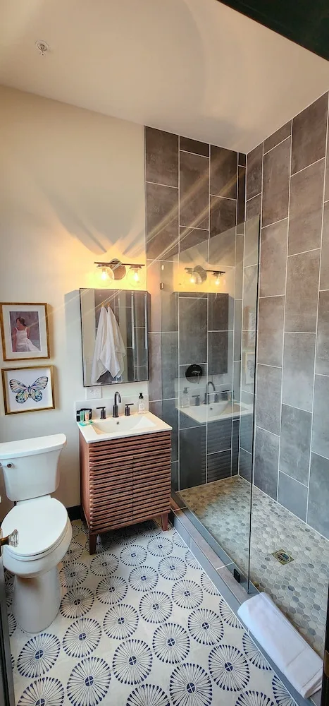 غرفة متصلة عائلية بسرير كينج، Speakeasy Suites 4/6
