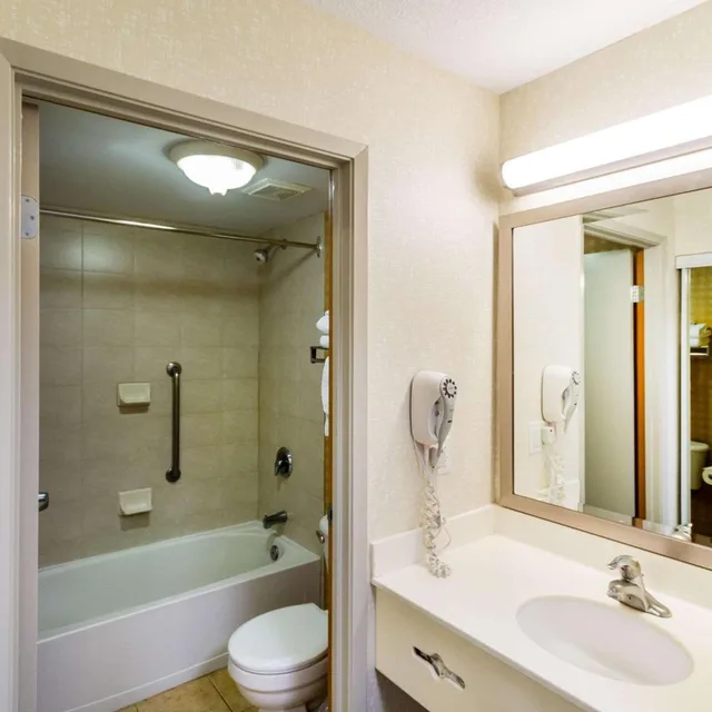 غرفة بسريرين كوين في المبنى الرئيسي، Econo Lodge Inn & Suites Calgary - University 9/10
