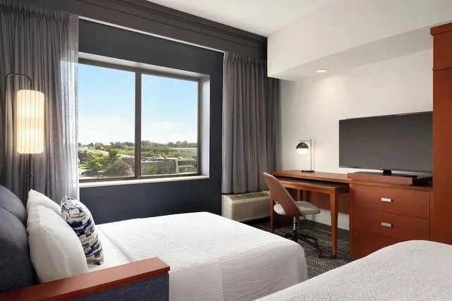 غرفة بسرير كينج مع أريكة، Courtyard Lancaster 4/8