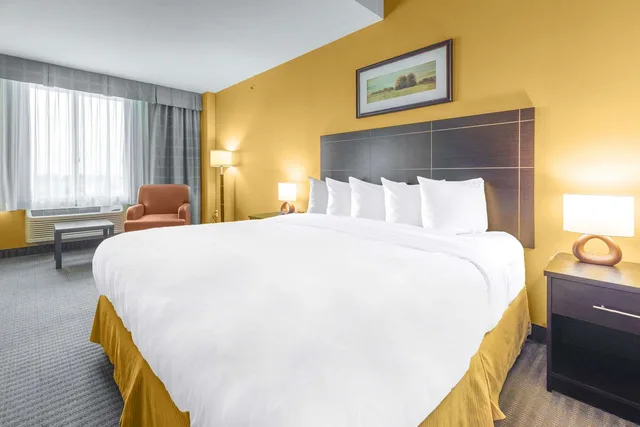 غرفة بسرير كينج، Quality Inn & Suites Victoriaville 2/7