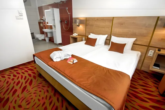 جناح جونيور بسرير كوين بشرفة مع أريكة، Rubin Wellness And Conference Hotel 1/1