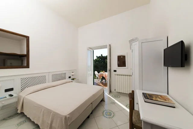 غرفة بسرير مزدوج بإطلالة على البحر، Hotel Villa Melodie - Adults Only 2/10
