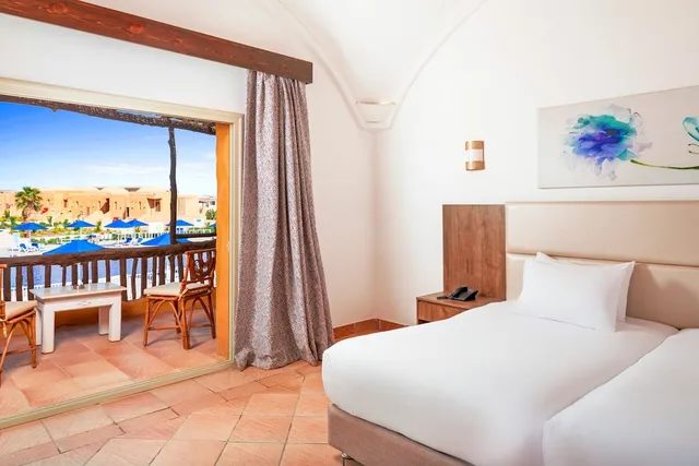 غرفة سوبيريور بسرير كينج بإطلالة على المسبح، Pickalbatros Portofino Villaggio Resort 2/4